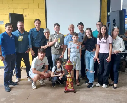 Entrega do trófeu à GRANJA YOSHIKAWA!!!  🥇Primeiro lugar na categoria OVOS BRANCOS. 🏆Poedeira LOHMANN LSL LITE NA