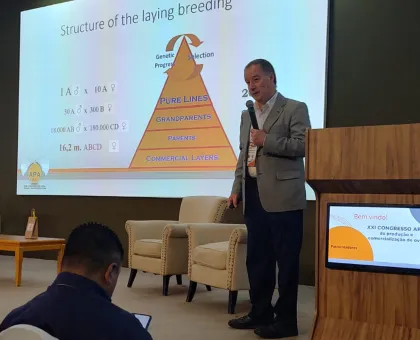 Nosso geneticista, Mathias Schumtz, abriu a conferência com o tema: avanços na evolução genética de poedeiras comerciais.