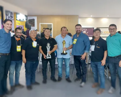 Entrega do trófeu ao produtor Nelson Higashi!!!  🥉Terceiro lugar na categoria OVOS BRANCOS E OVOS VERMELHOS. 🏆Poedeira LOHMANN LSL LITE NA 🏆Poedeira LOHMANN BROWN LITE NA.